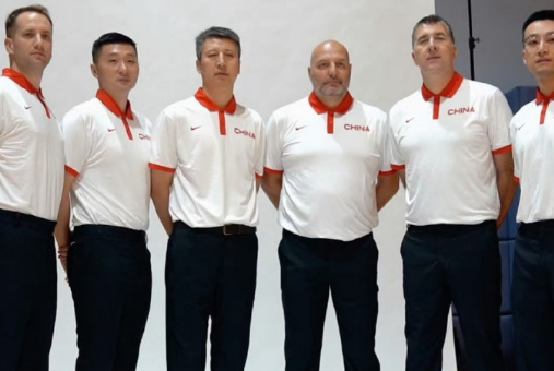 #刘炜接任新疆男篮主帅# 新疆男篮将在本周官宣新帅刘炜上任，与此同时，邱彪指导也