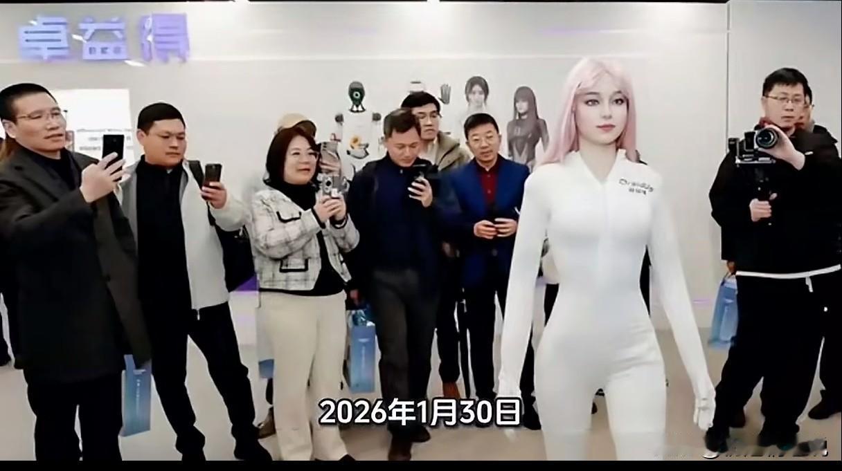 好消息，上海卓翼德机器人Moya来了，她身高165厘米，60多斤，可调节身体温度