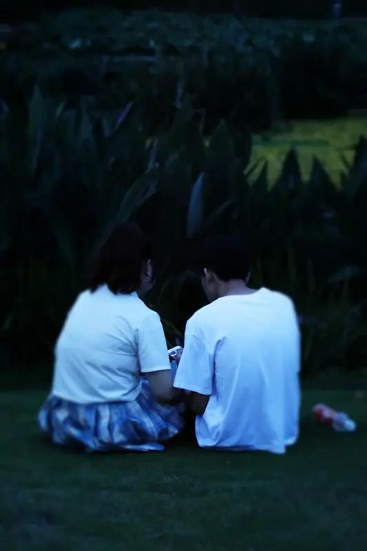 人生难免苦恼，积极面对才是正道。我觉得找人倾诉是个好办法，和朋友吐吐槽，把心里的