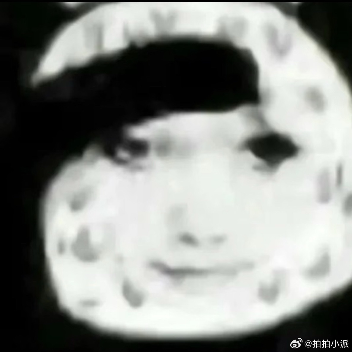 摸鱼摸到忘记自己在上班人的分享欲怎么能那么强……客人：我也要看吗同事：死嘴快憋住