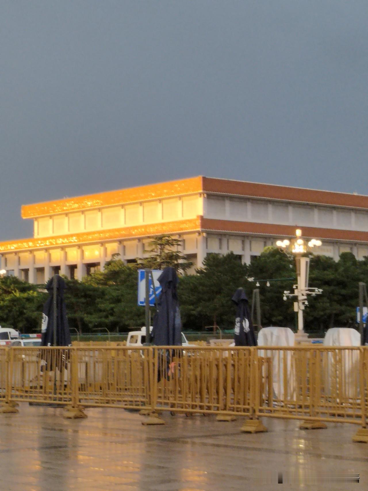 雨后黄昏，灯火阑珊，静谧的广场，等待你的故事。