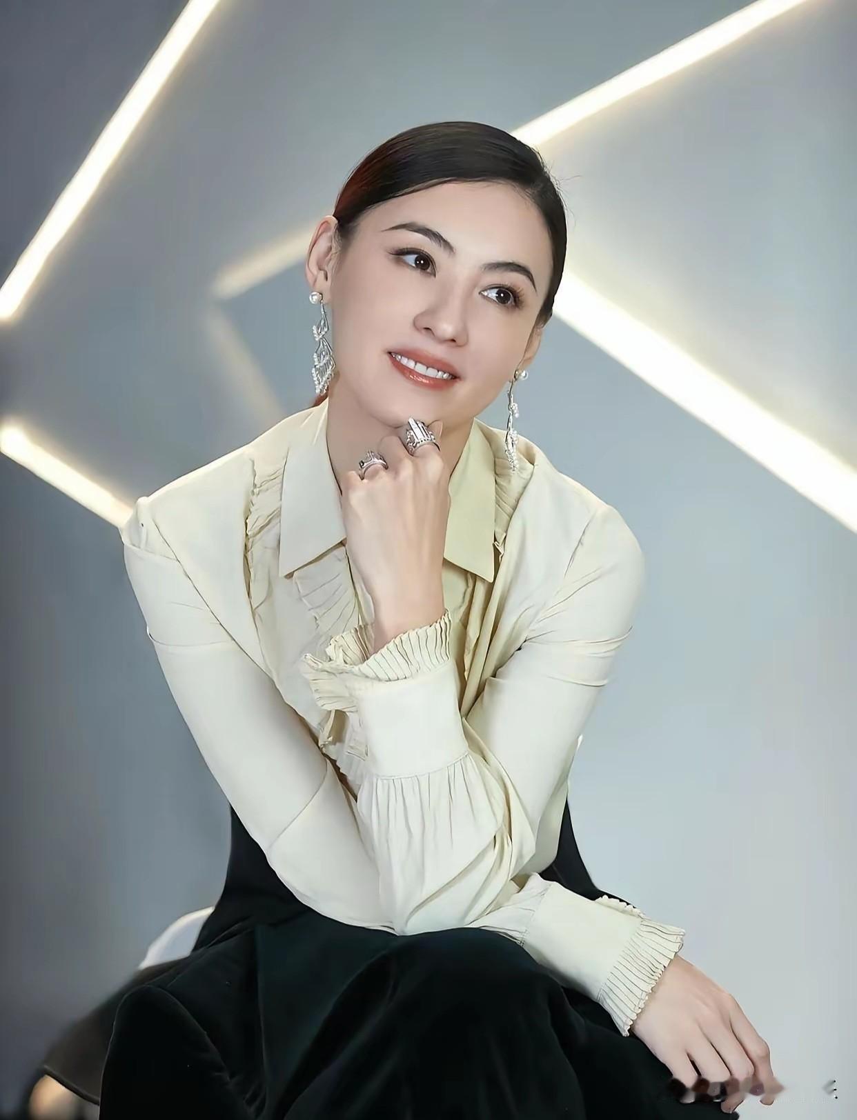 张柏芝和谢霆锋那段金童玉女的恋情，早就成了过去式。  现在她专注带娃，生活满满当