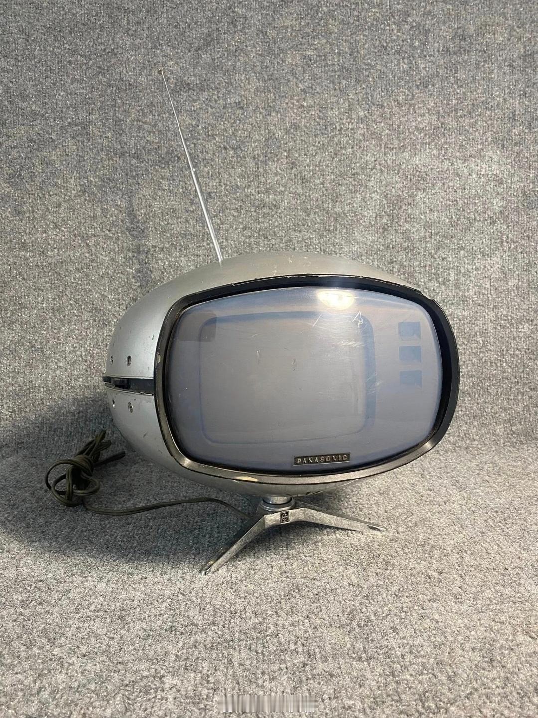 6、70年代的松下电视，有人说像眼睛，也有人说像飞碟。这造型设计，现今来看依旧挺