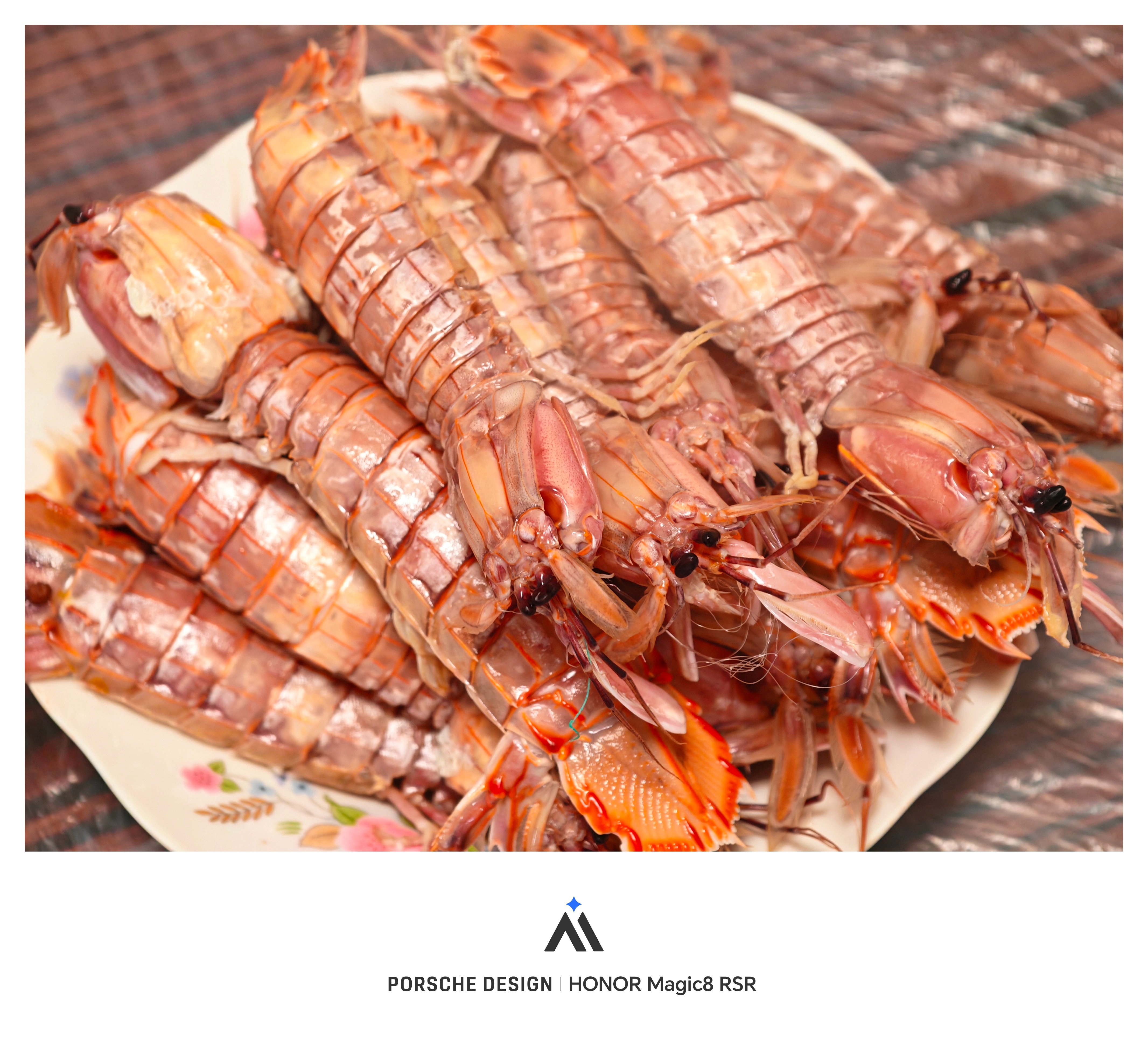 今晚继续吃皮皮虾，比螃蟹省事还肉多，美味。大家晚饭都开吃了没莫式鸡煲又迎来了外国