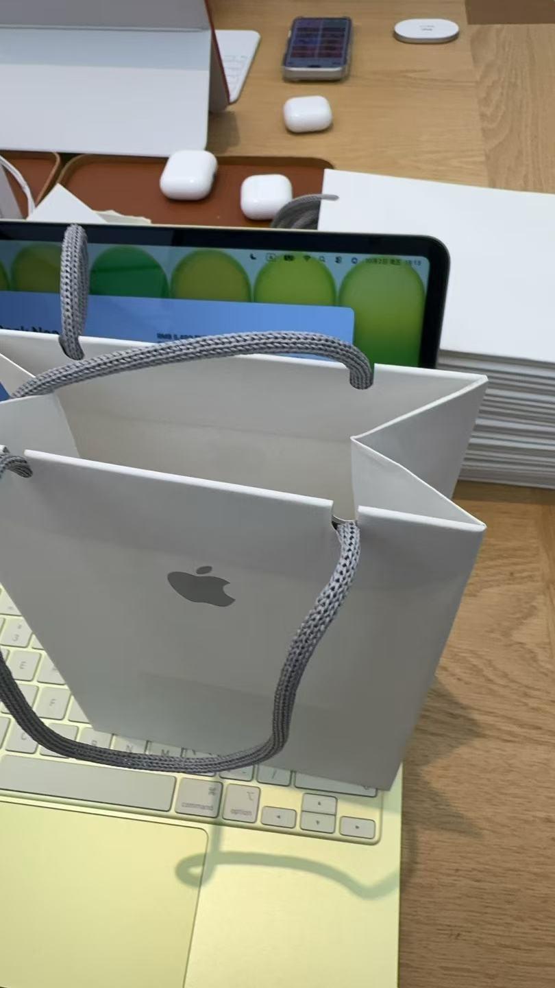 国庆去apple门店买的Airpods5，用了有一个星期，除了原价买的对比网上稍