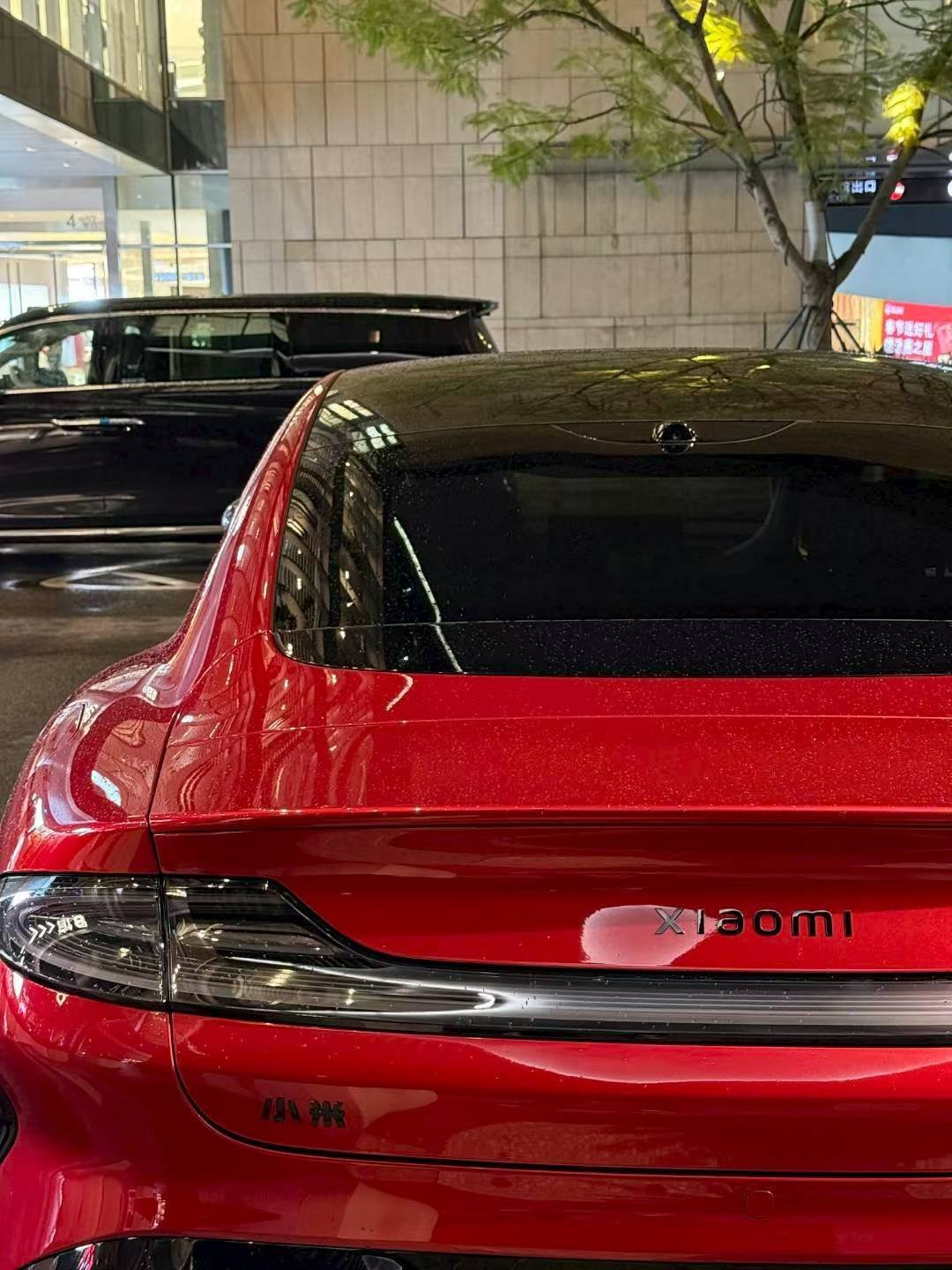 新款小米SU7赤霞红夜晚实拍，咋样？这颜值是不是很高