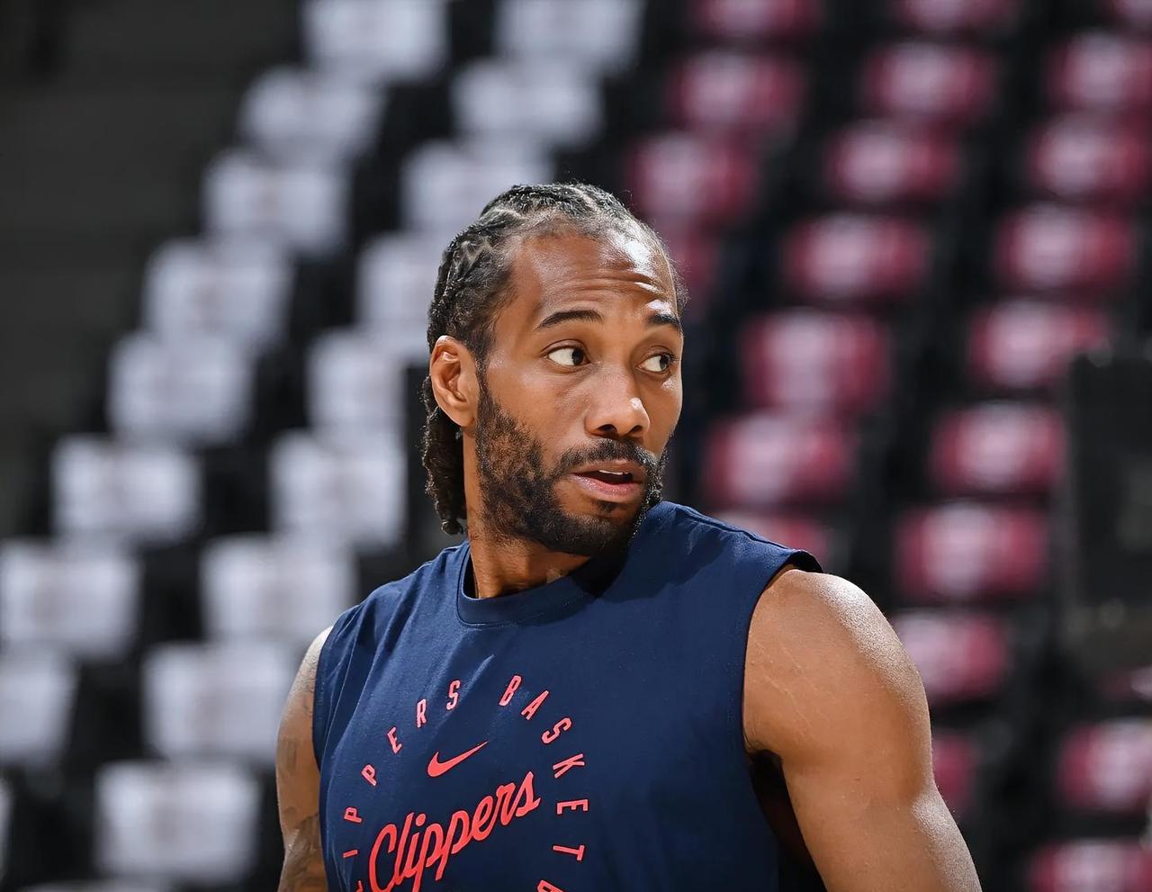 据ESPN记者报道，快船队的球员们都很喜欢小卡，并且钦佩他在训练时的专注与自律，