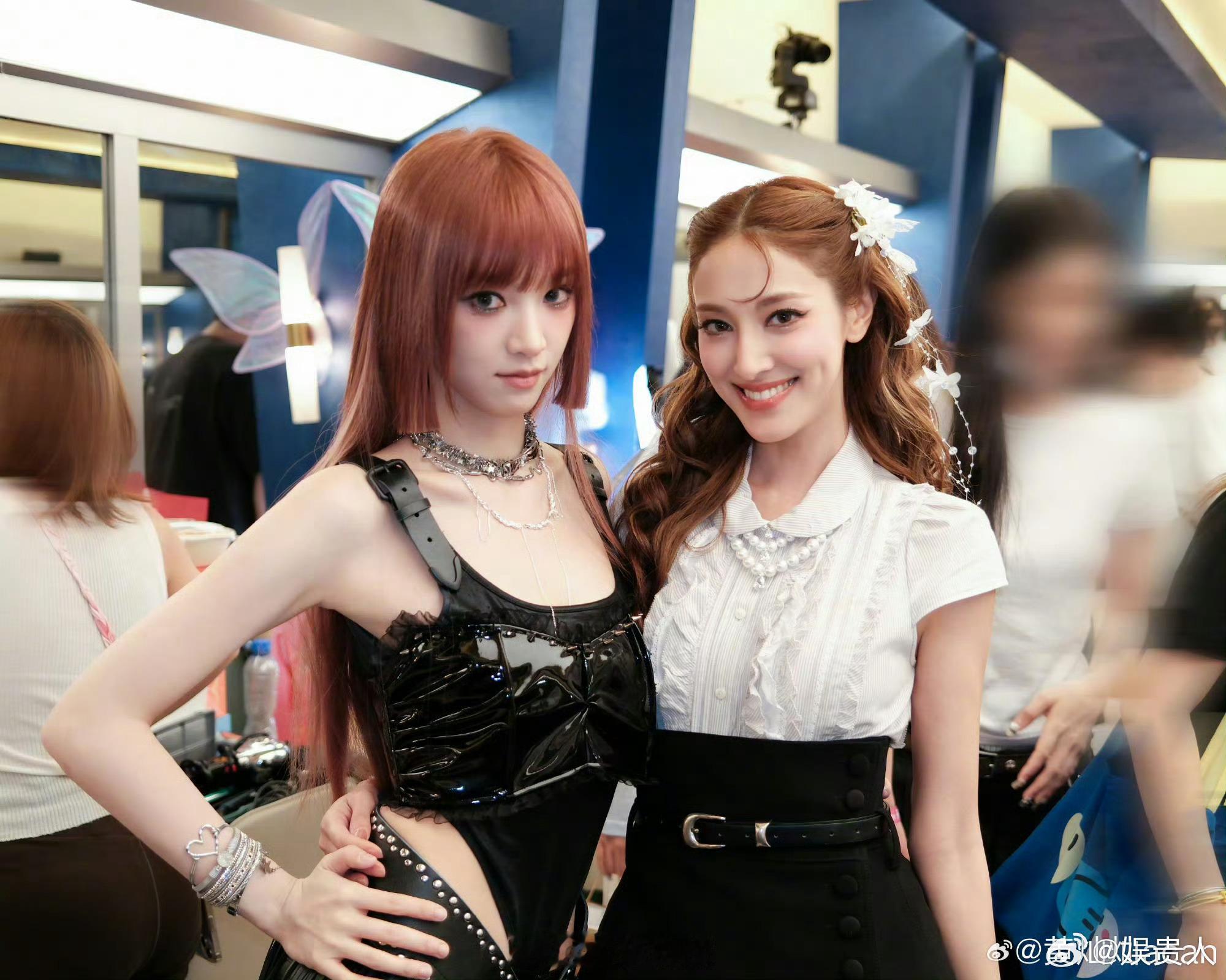 黄灿灿发五公合照黄灿灿合照来了 五公合照来啦，姐姐们都好美啊 