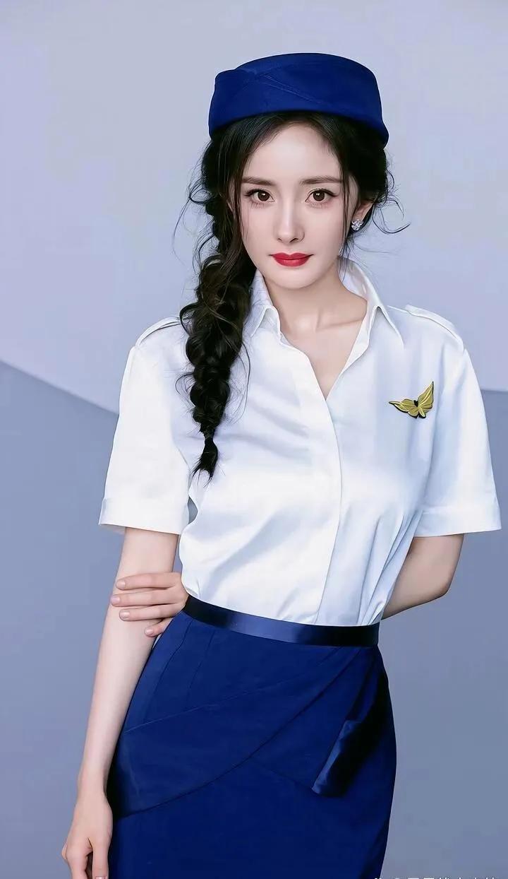 第一次看到杨幂的空姐制服写真，这也太美了吧，白衬衣搭配灰色短裙，加上黑色的丝袜，