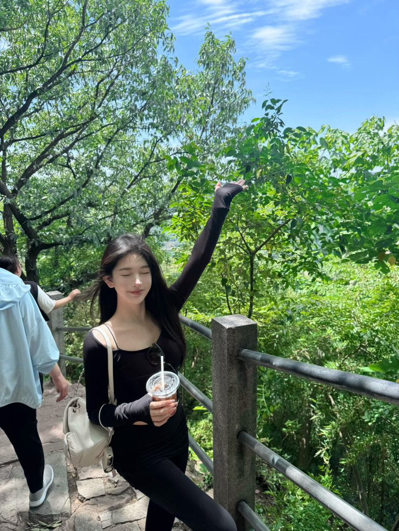 财神爷我来了 其实是昨天爬的山 我今天小腿肌酸痛拍拍照爬上去其实也还好 也就力竭