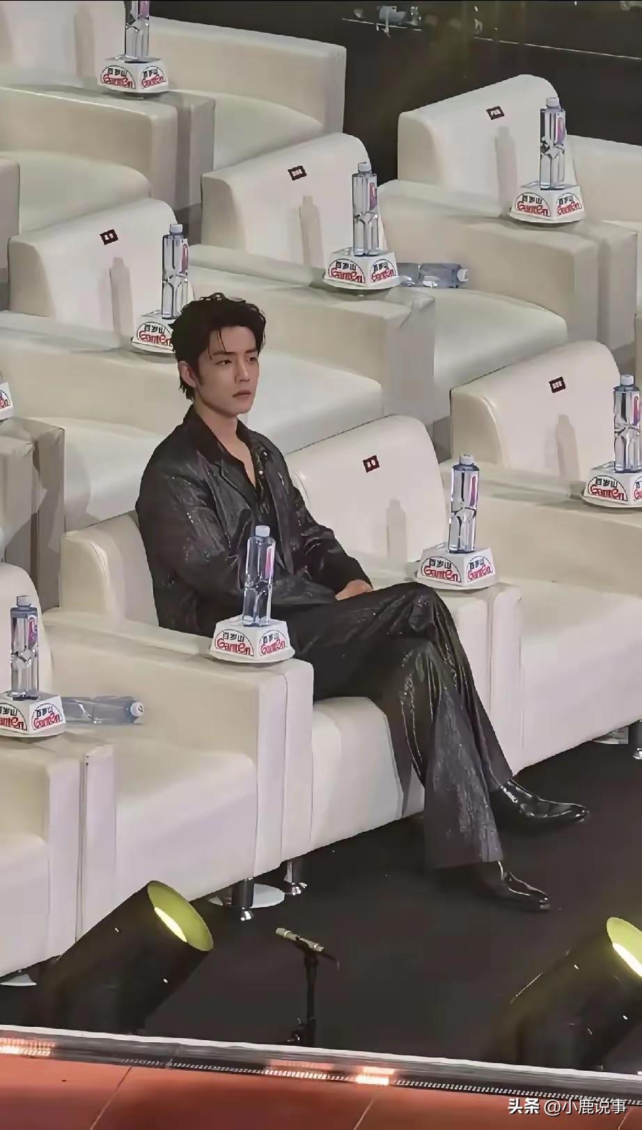 盛典快散场了，好多人早就走了，座位空了一大半。肖战还坐在那，腰板挺得笔直，手机一