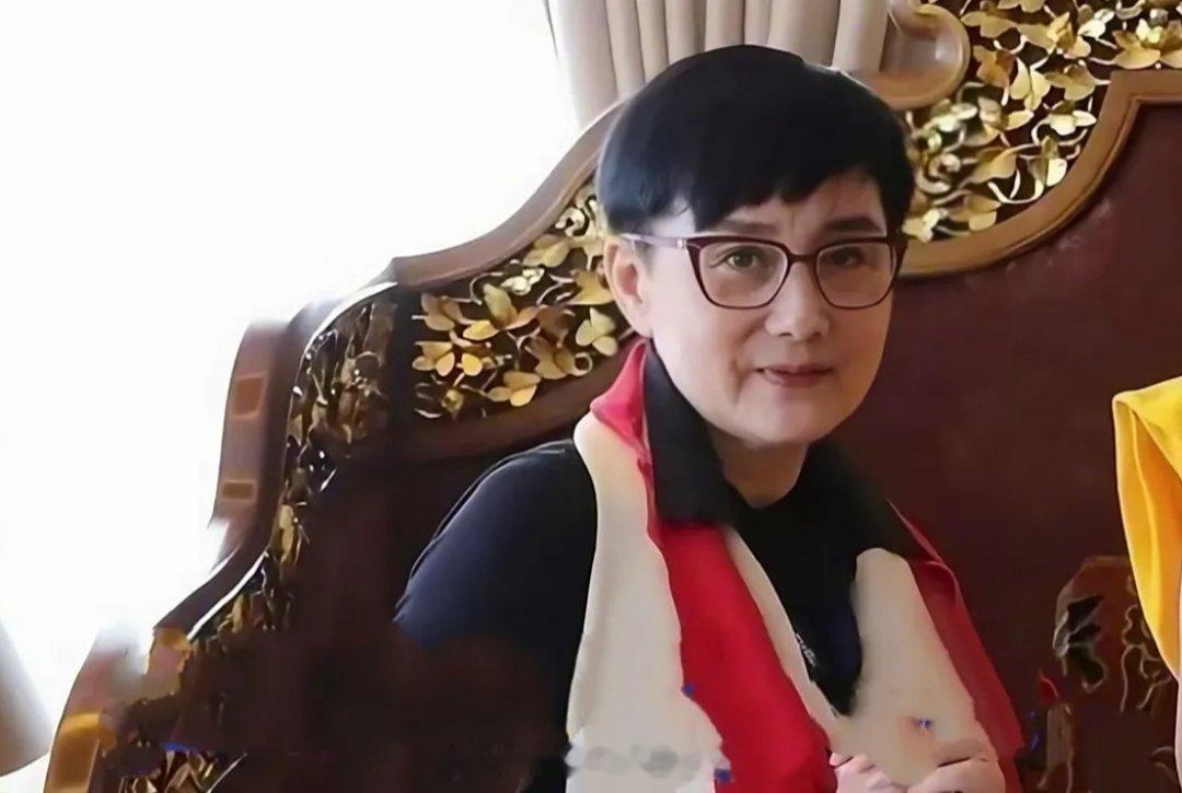 利智，现在的样子。她的短发，依旧干练，只是脸上的皱纹多了起来。多年前，利智的那双