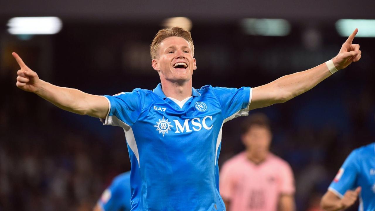 罗马诺表示：关于麦克托米奈回归曼联的传闻不实。
那不勒斯已在谈续约，球员本人也没