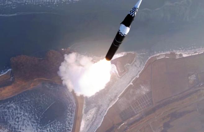 这边中东刚说要和谈，
那边朝鲜又动手了！
 
据韩联社4月8日报道，朝鲜今天向东