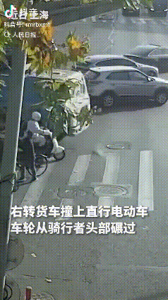 杨女士骑电动车出门，全程戴着头盔，，就正常往前开，结果，一辆右转货车突然撞过来，