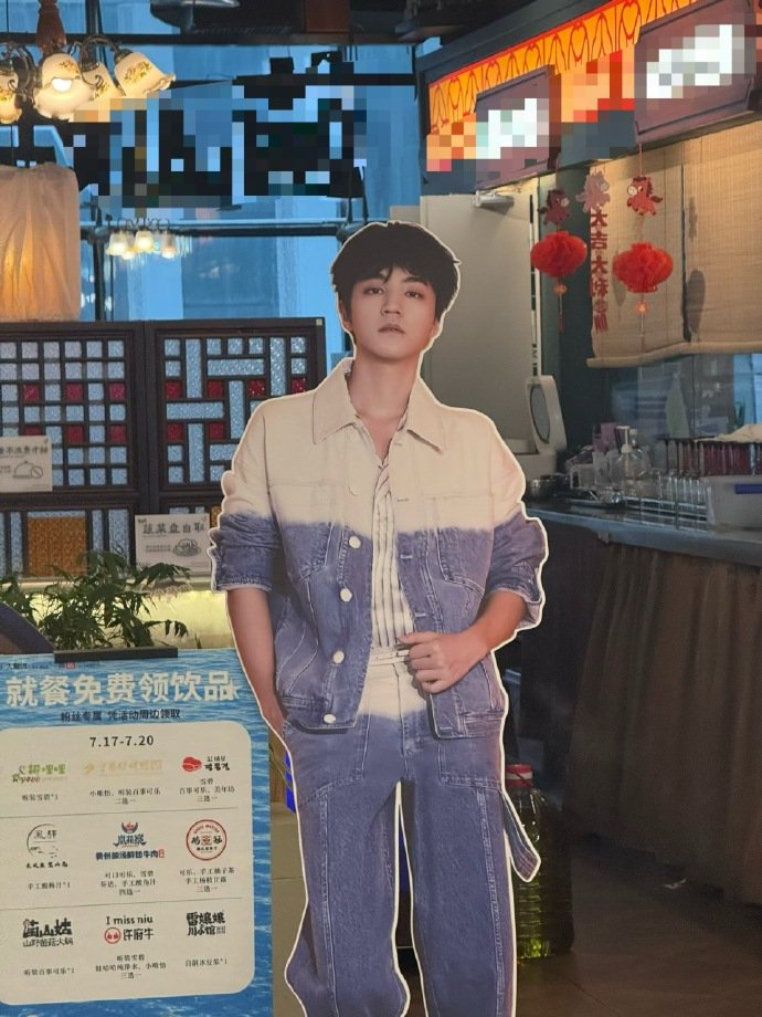重庆每个店门口都摆上了王俊凯重庆每个店都有一个王俊凯站岗逛遍重庆街头发现名场面，