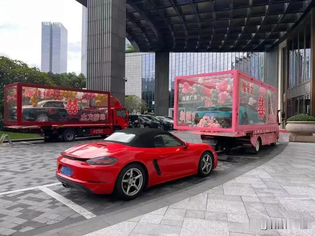 今日东莞南城康帝酒店门口一幕刷屏本地朋友圈，两台百万豪车用礼盒式包装装载在板车上