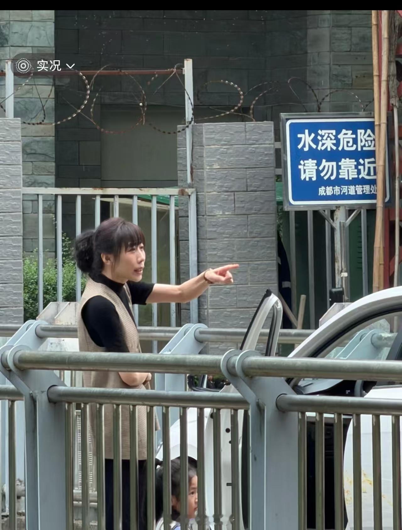 任素汐在成都拍戏，本来在《驴得水》期间加了她的微信，当时言之凿凿不会删好友，后来