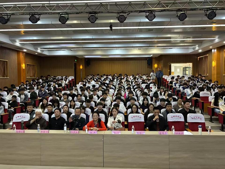 学生开展普法工作的重要性体现在多个方面，以下是具体的阐述：

  1. 增强法律