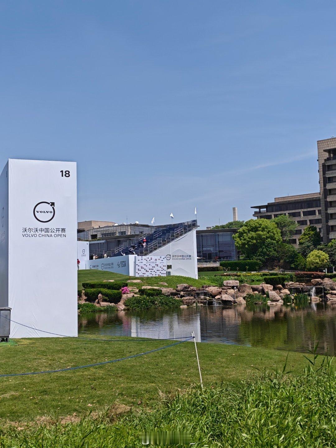 高尔夫赛场的安静跟赛车比赛形成了巨大反差同是顶尖比赛不同领域的氛围确实不一样大歌