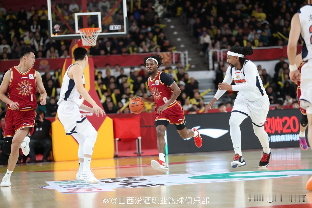 山西男篮主场不敌广东惨遭两连败！

今晚，坐镇主场的山西汾酒迎来夺冠热门广东宏远