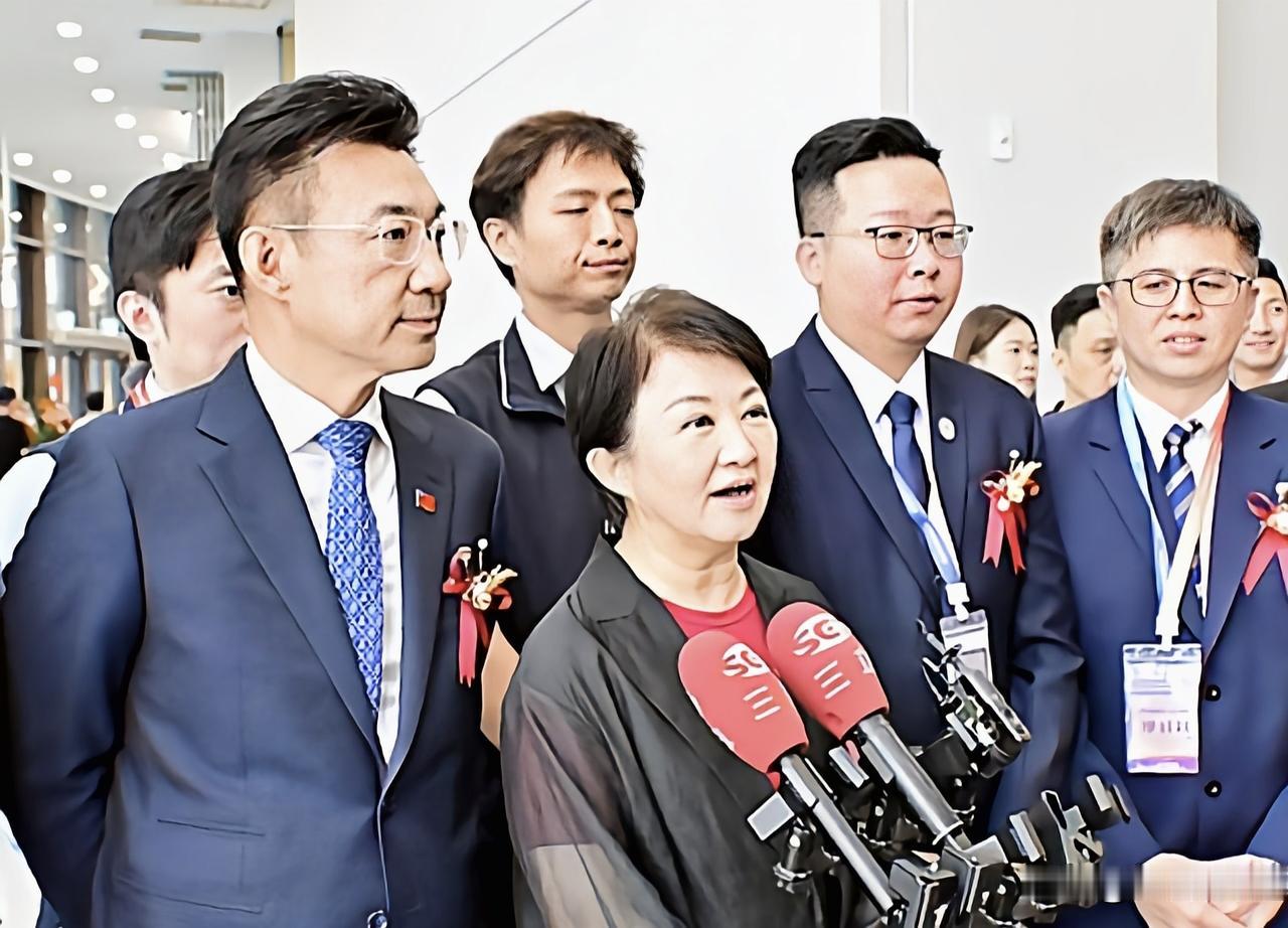 国民党亲手把民进党2100亿的无人机军购案给挡了。
转头自己开了个更大的价。
 