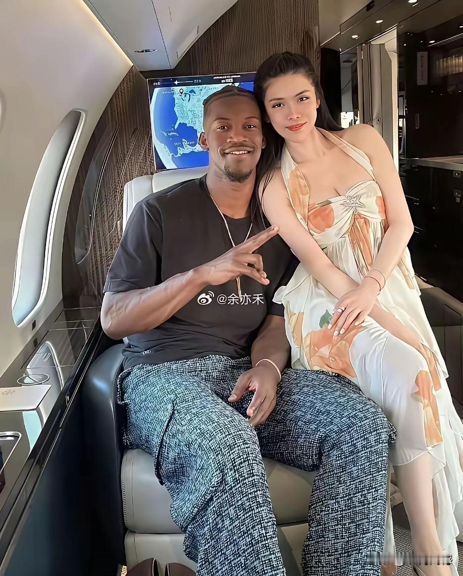 第一张照片中的这对男女和第二张照片中的这对男女，是同一个人吗？我这个眼睛判断力不