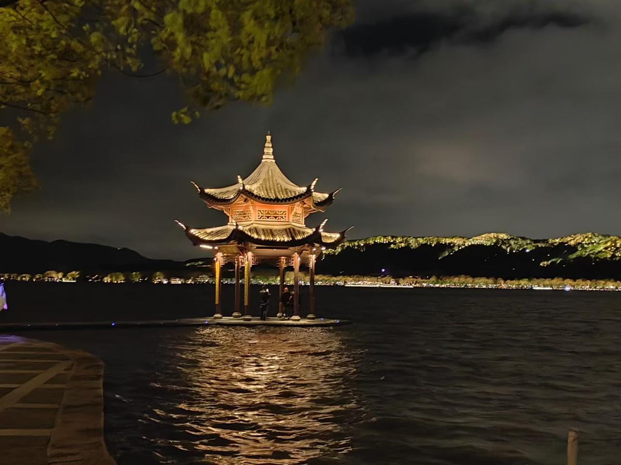 杭州的这个山上晚上都亮灯了呢！杭州的友友们，晚上上山有路灯了哦。