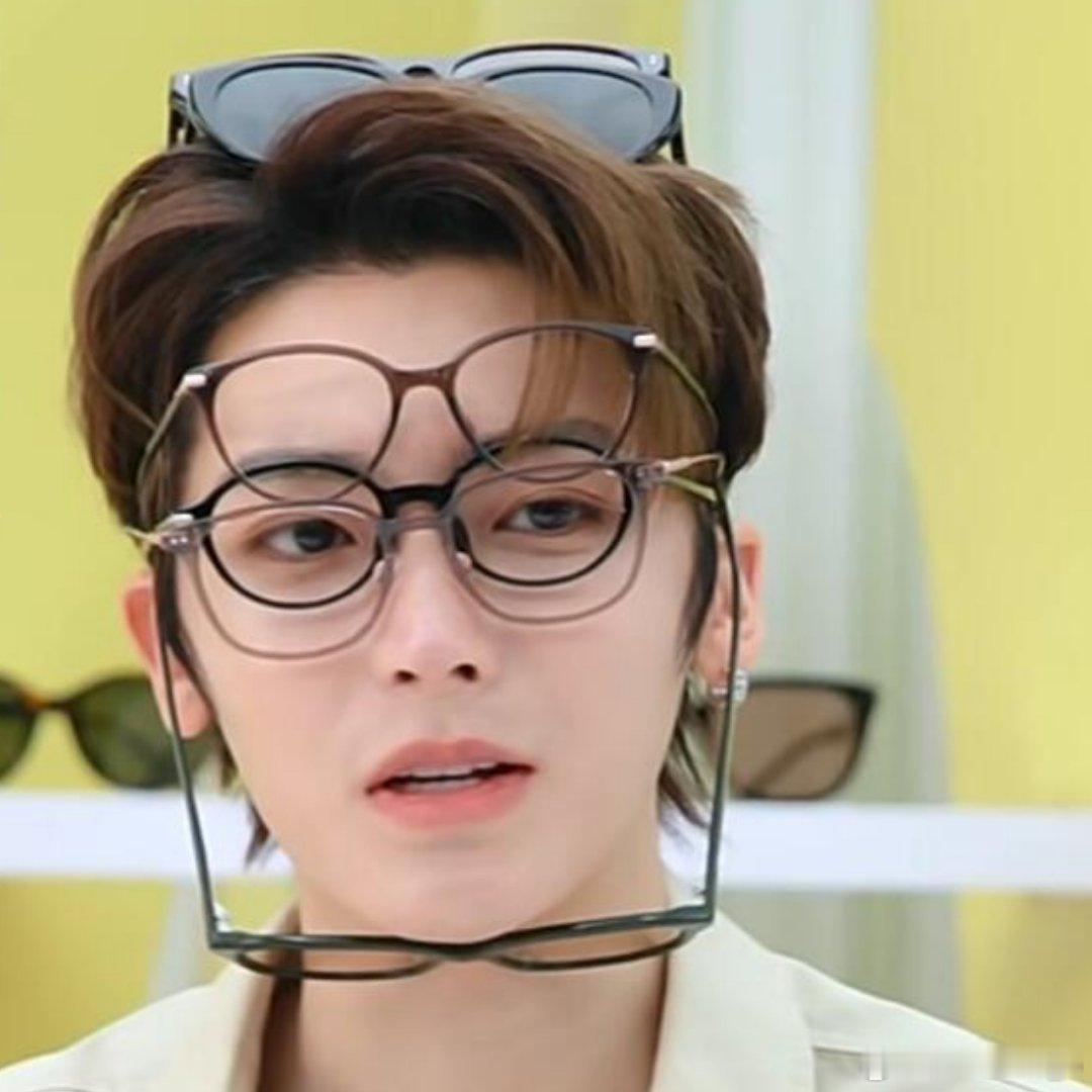 侯明昊最还原漫版百目妖君的一次还是他主动要求跟桃妹玩心有灵犀的，可以说毫无默契 