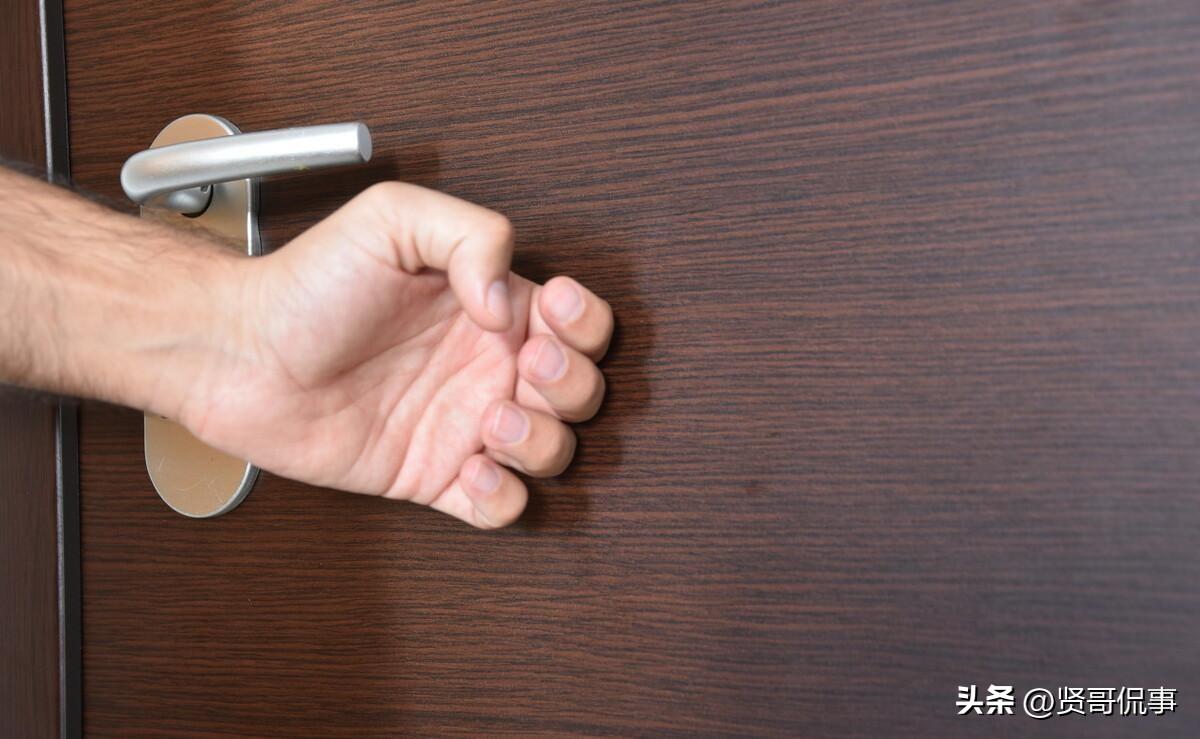 广东，男子和情人来宾馆约会时，突然听到有人敲门，男子误以为是情人的丈夫来抓奸，便