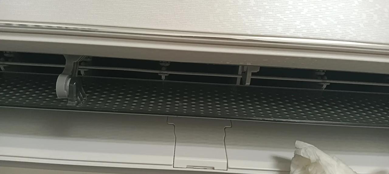 我去，什么情况？？难怪我昨晚做梦洗澡了，床单也湿了，这才装了不到半年的美的新空调