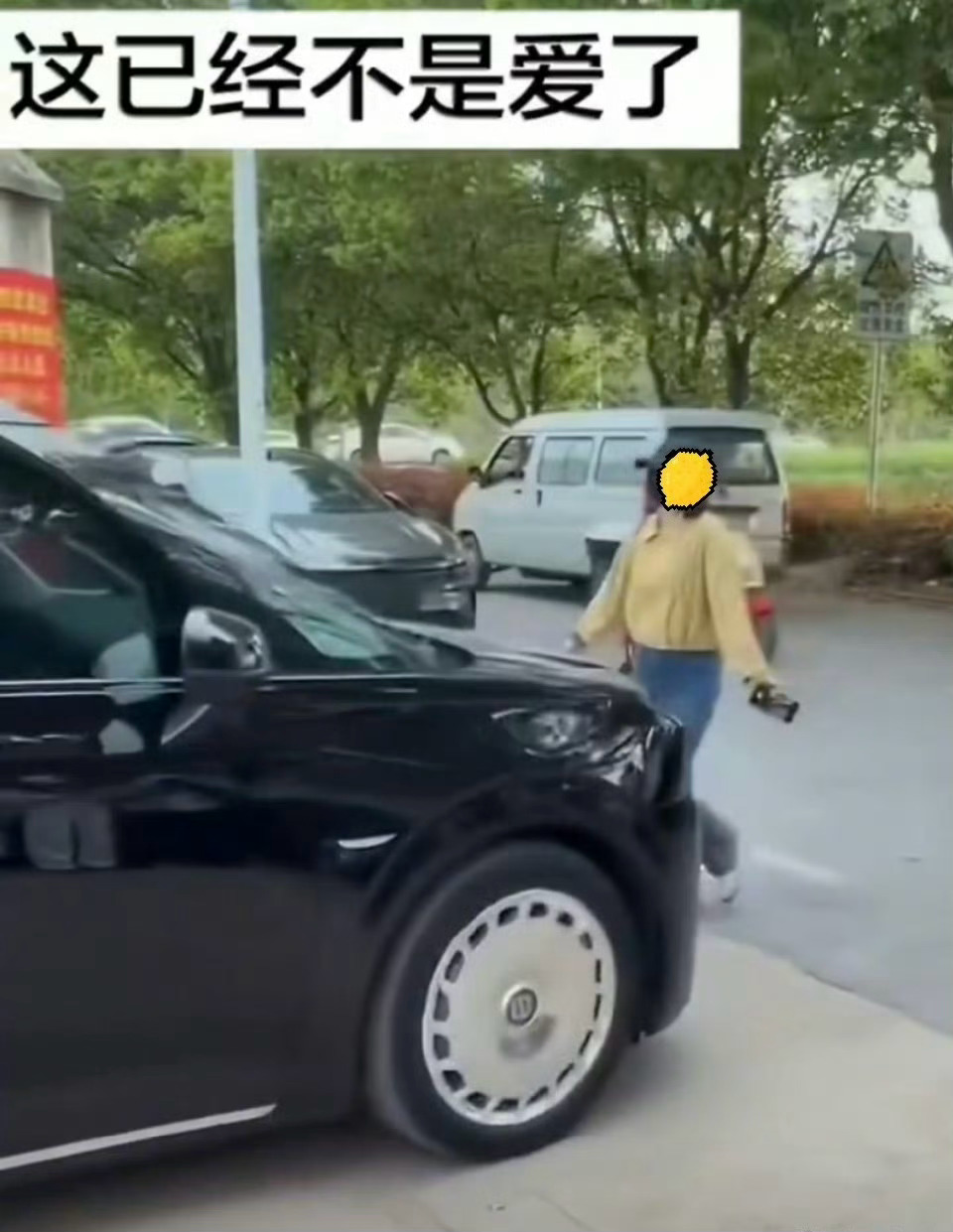 张凌赫粉丝直接站在车前拦截？张凌赫曾说不收粉丝的手写信张凌赫看着好疲惫