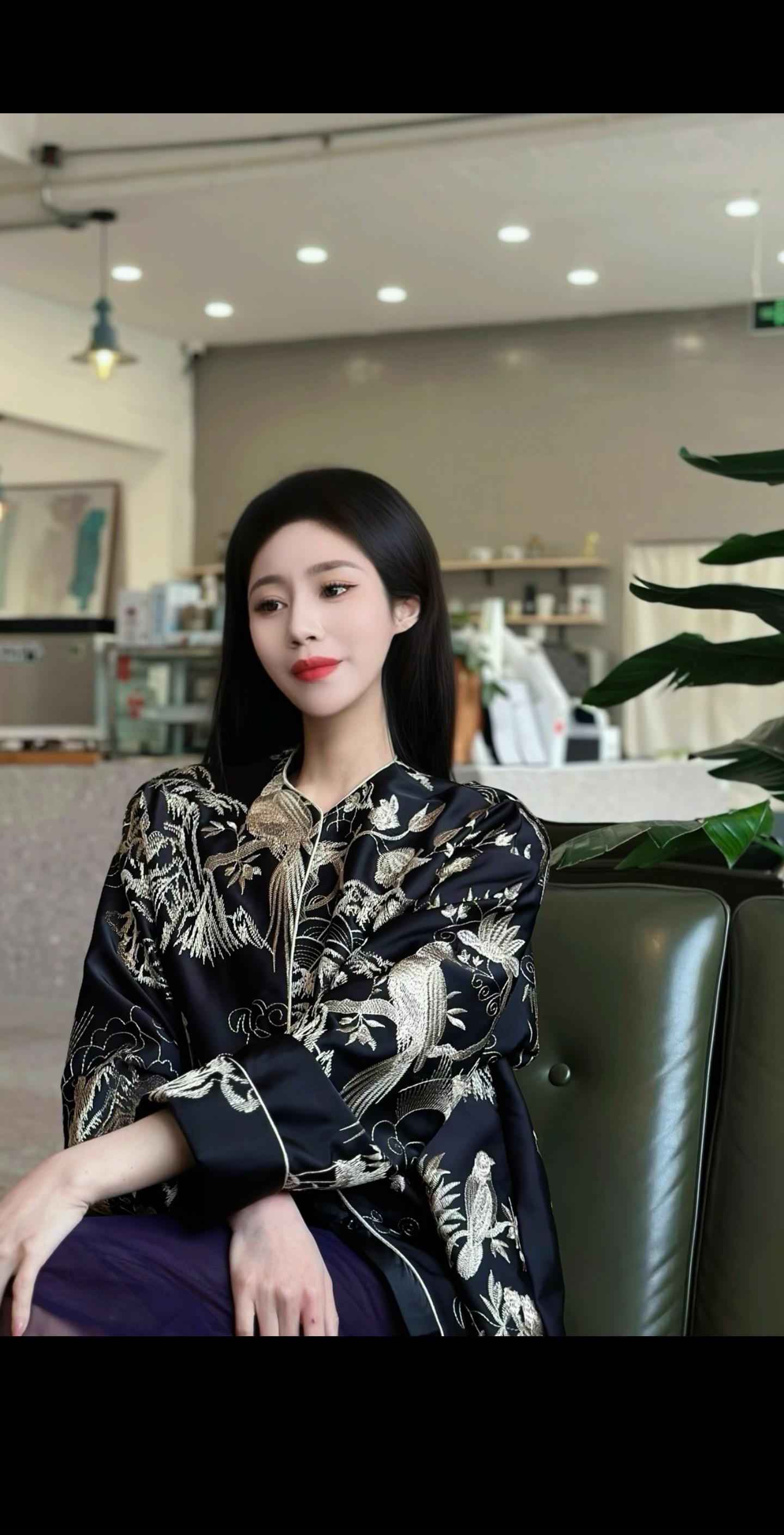 冲天香阵透长安，满城尽带黄金甲。