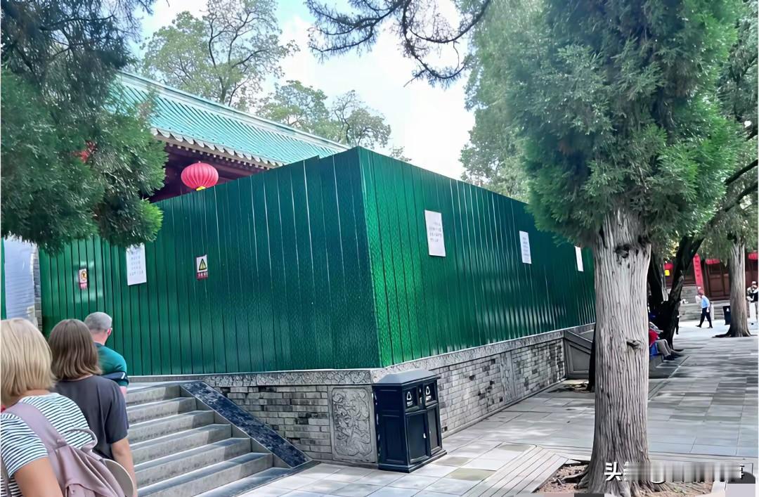 为什么？少林寺的方丈院已经被铁皮围墙给围起来了少林寺困境 少林寺方丈