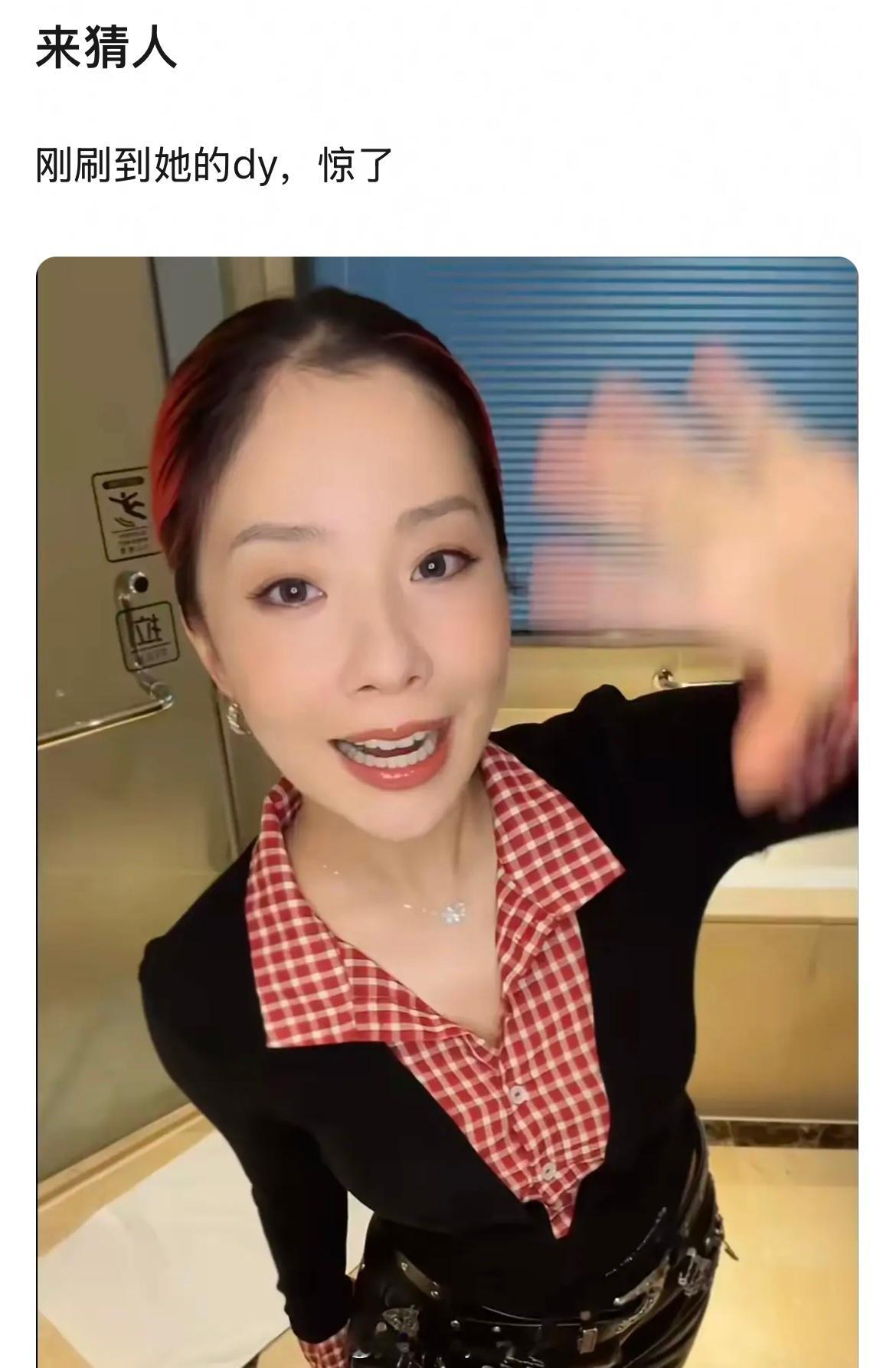 王菊现在竟然瘦成了这样吗，对她的印象还停留在创造营时期，乍一看都没认出来[淡淡的