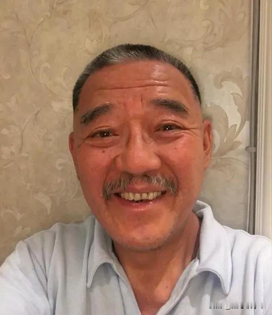 李立群说，参加一个朋友的婚礼，八十桌，不收礼金。都是亲朋好友，没有关系的，不会请