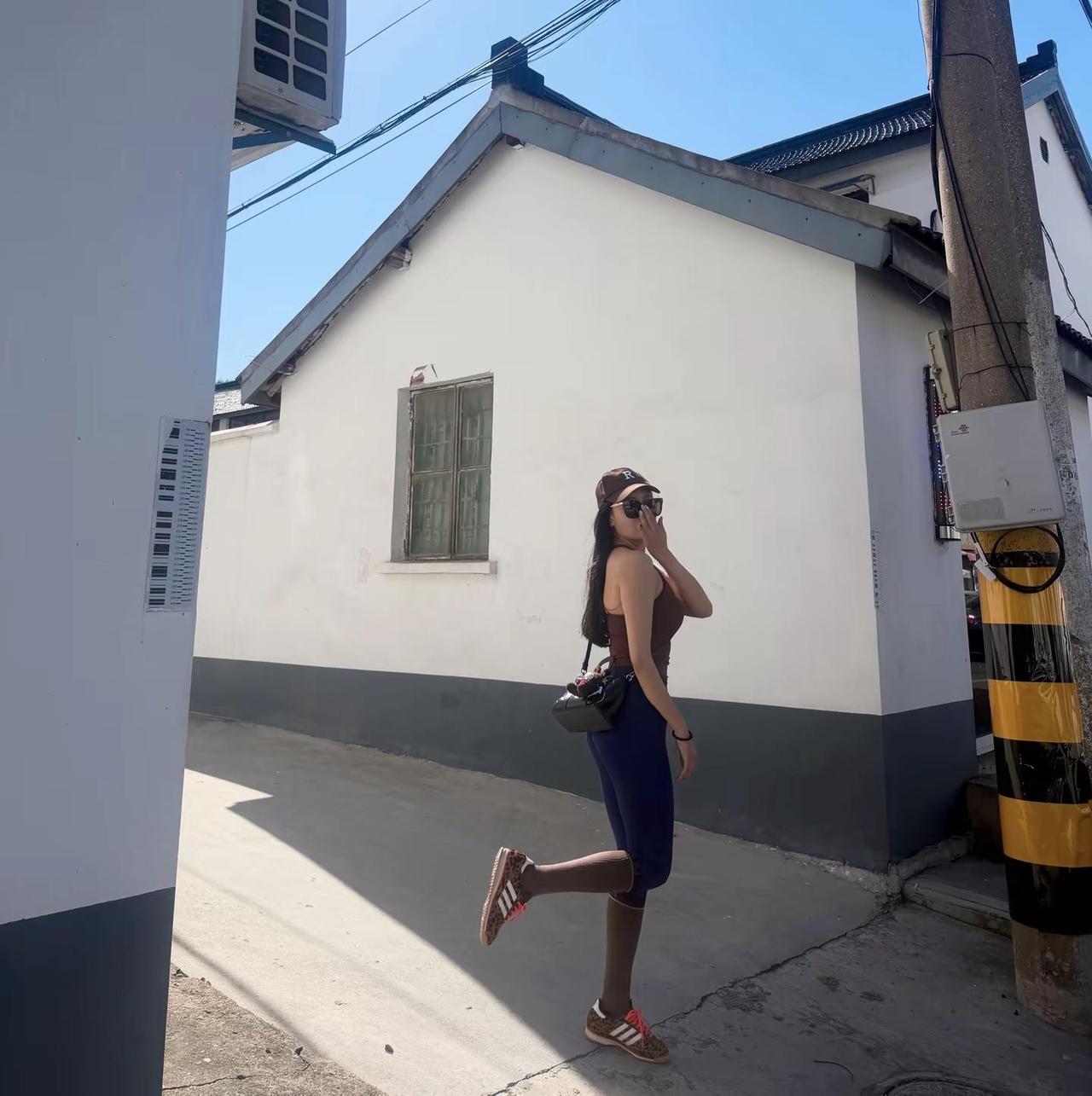 阳光、咖啡和舒服的穿搭，是周末的正确打开方式☕️健身女孩穿搭 ootd瑜伽穿搭