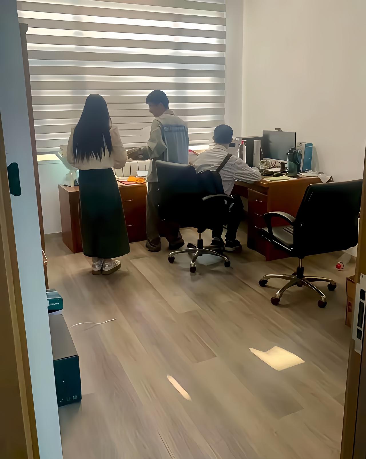 韦东奕坐在办公室里，是背对着大门的，确实很独立思考的样子。

韦东奕就算“摸鱼”