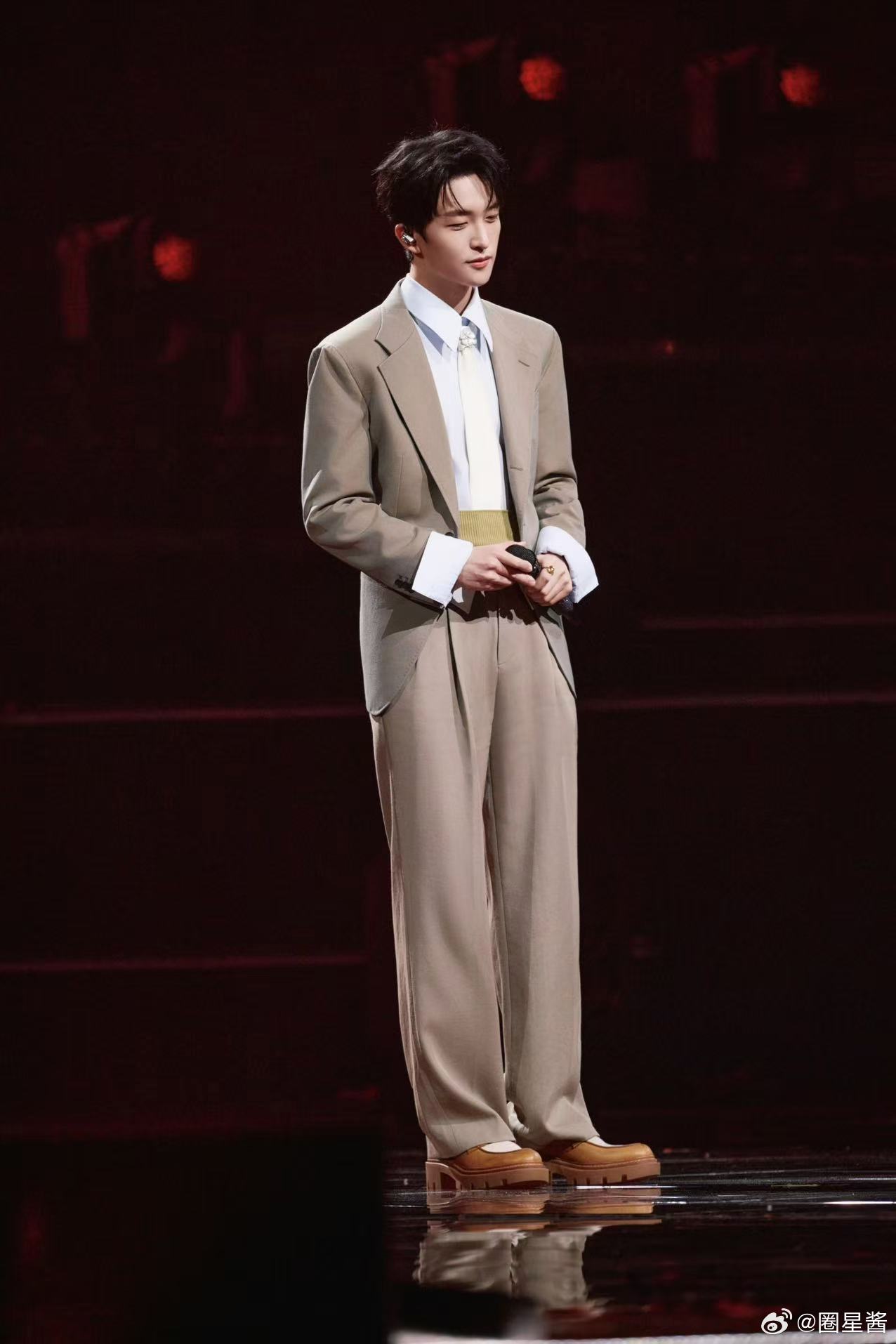 黄子弘凡留洋归来的小少爷黄子弘凡完全贵公子造型可塑性也太强了！轻松切换贵公子风格
