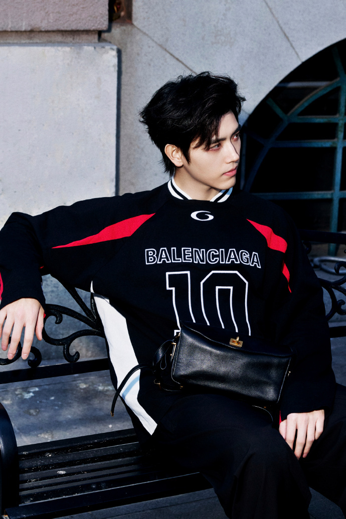 陈飞宇帅气美高  陈飞宇帅气美高上线看秀啦~咱阿瑟真天生衣架子啊！期待看秀造型 