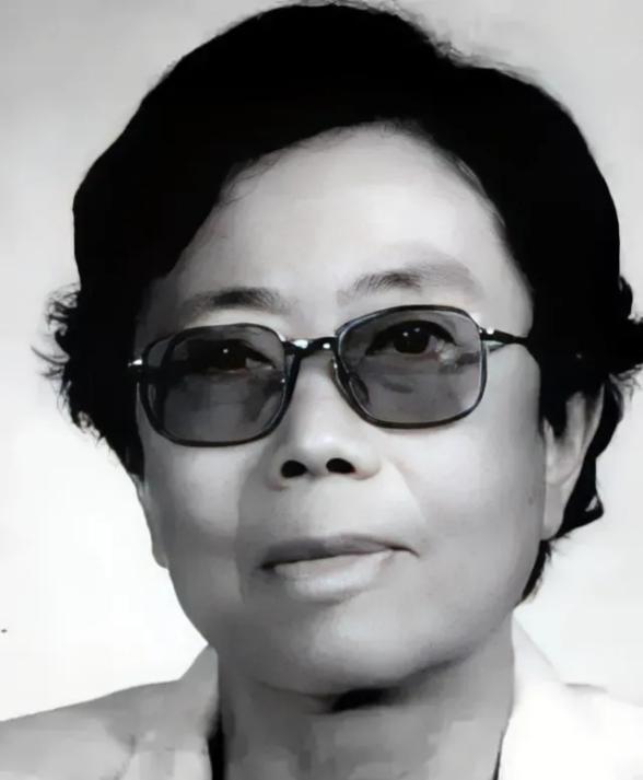 1986年，聂元梓被批准保外就医，但她却面临着众叛亲离的尴尬境地，因为丈夫早已和