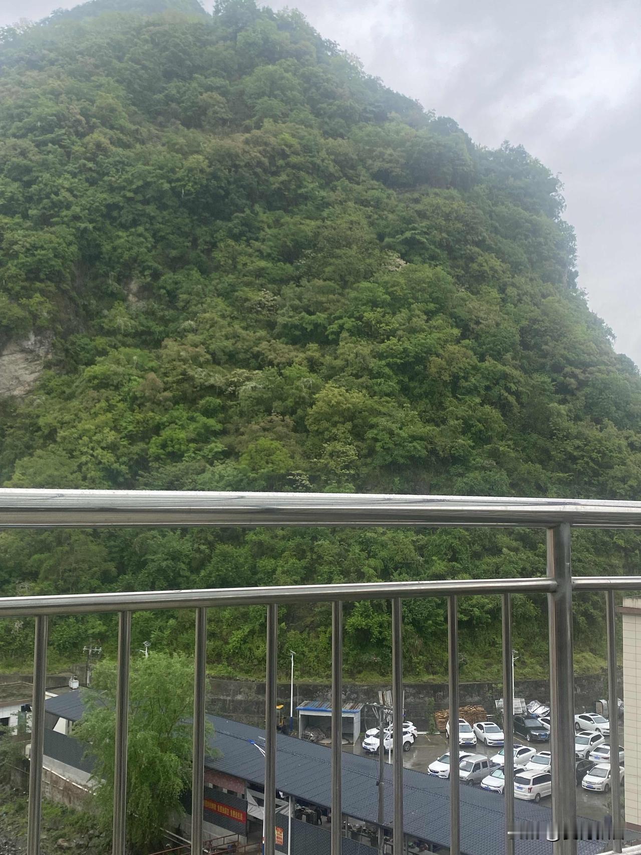 山脚下停着许多车的停车场。