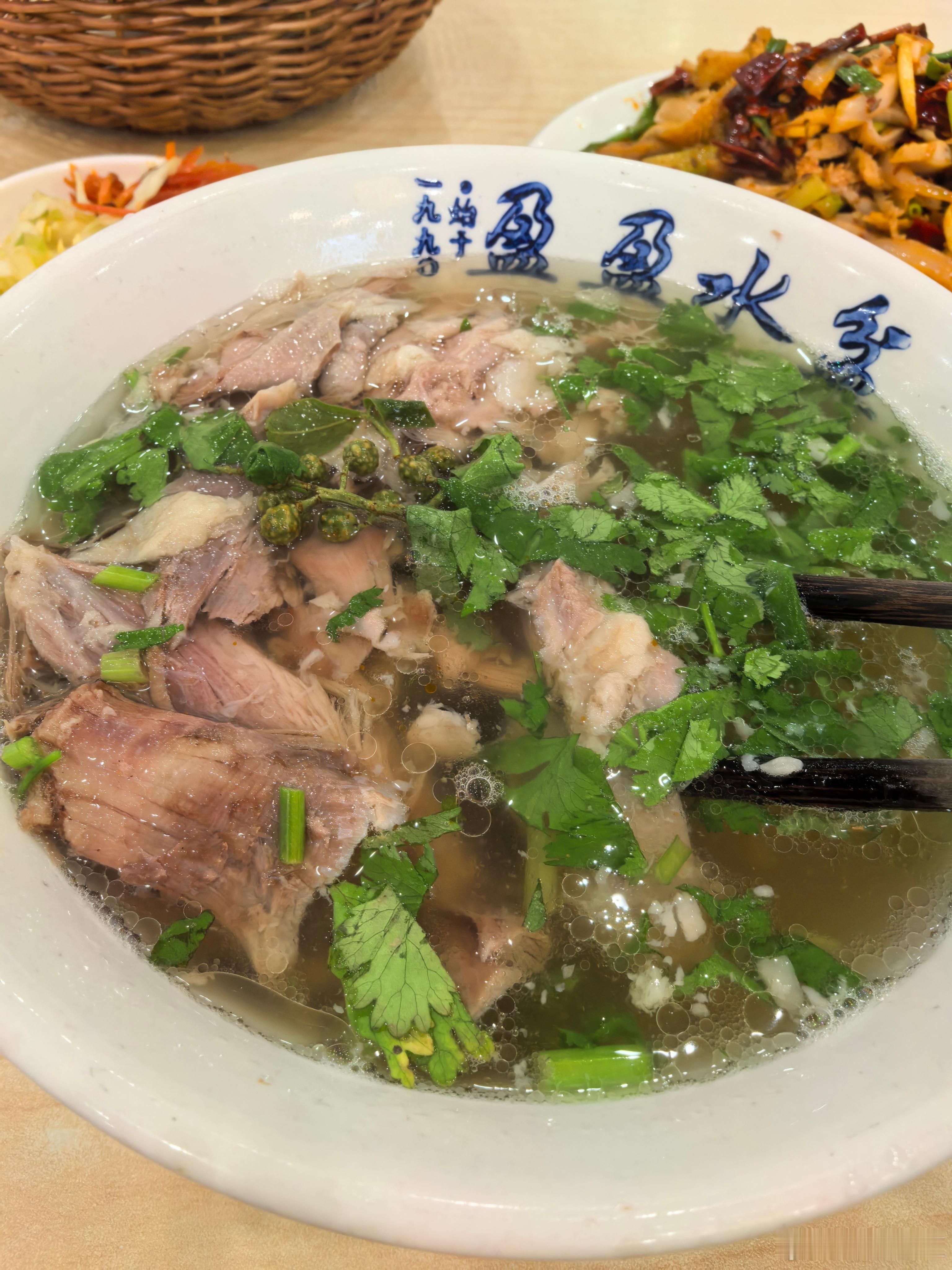 为了这一口水盆羊肉高铁都改签了[捂嘴哭]话说西安的饭馆真讲究蒜必须是新蒜 ​​​