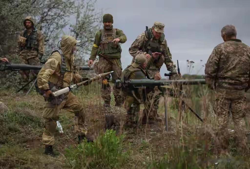 英国首相深夜致哀、国防长心碎：乌境内神秘观察任务夺走英军生命

英国官方一直谨慎