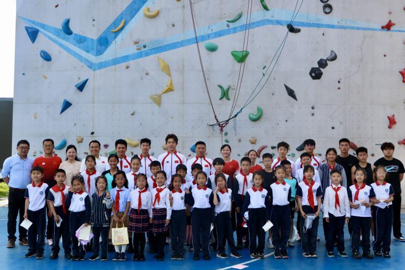 国家攀岩队走进苏州湾实验小学分享拼搏历程
 
5月11日，“中华体育精神大讲堂”