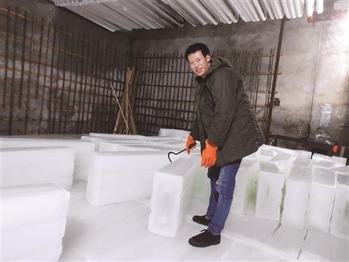 外面热到冒汗，零下18℃的冰库里却有人穿棉袄挣钱。高温天里，一家制冰厂24小时接
