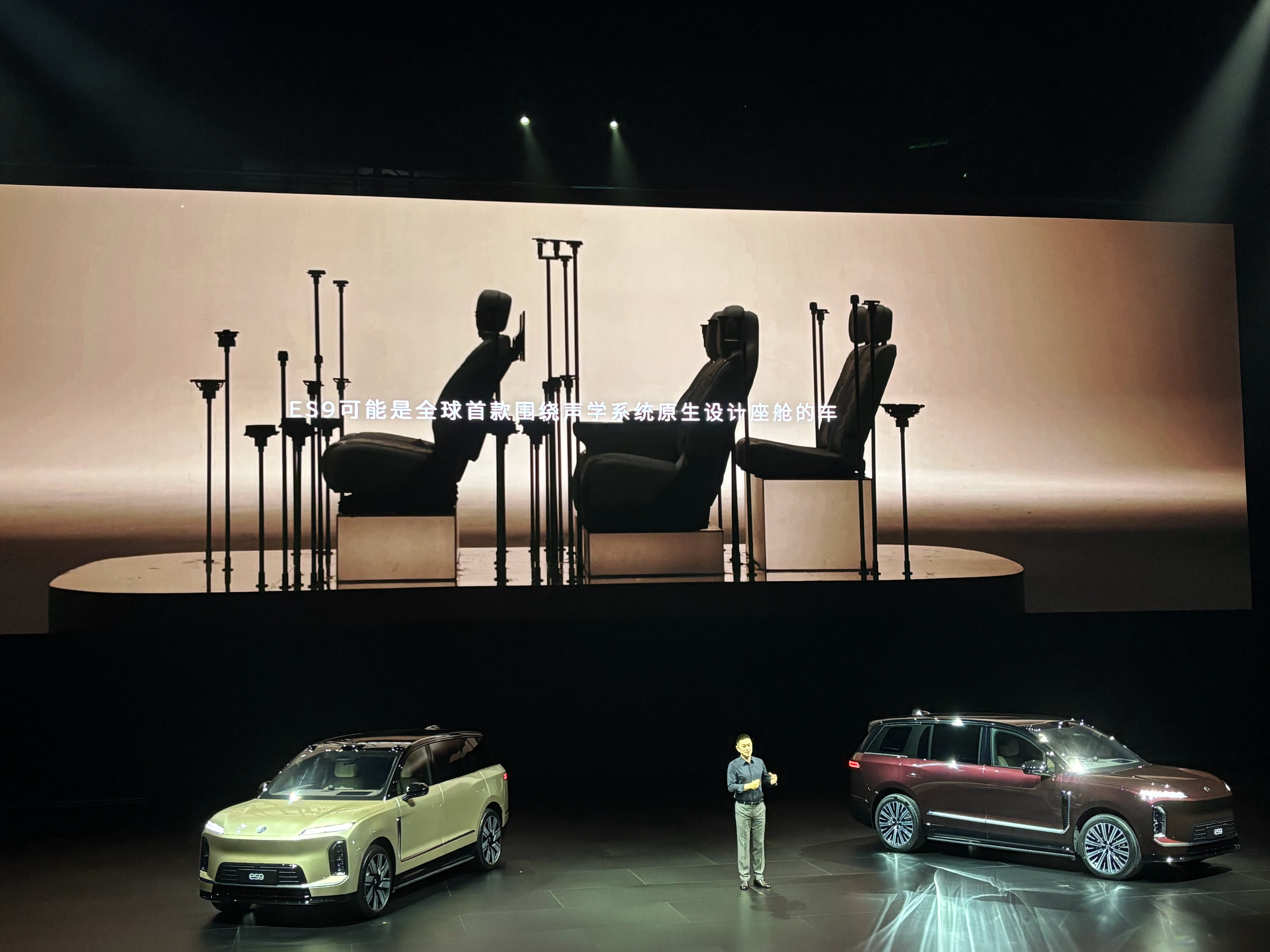 蔚来es9可能是全球首款围绕声乐系统原生设计座舱的车。可能是，也是很严谨了。汽场