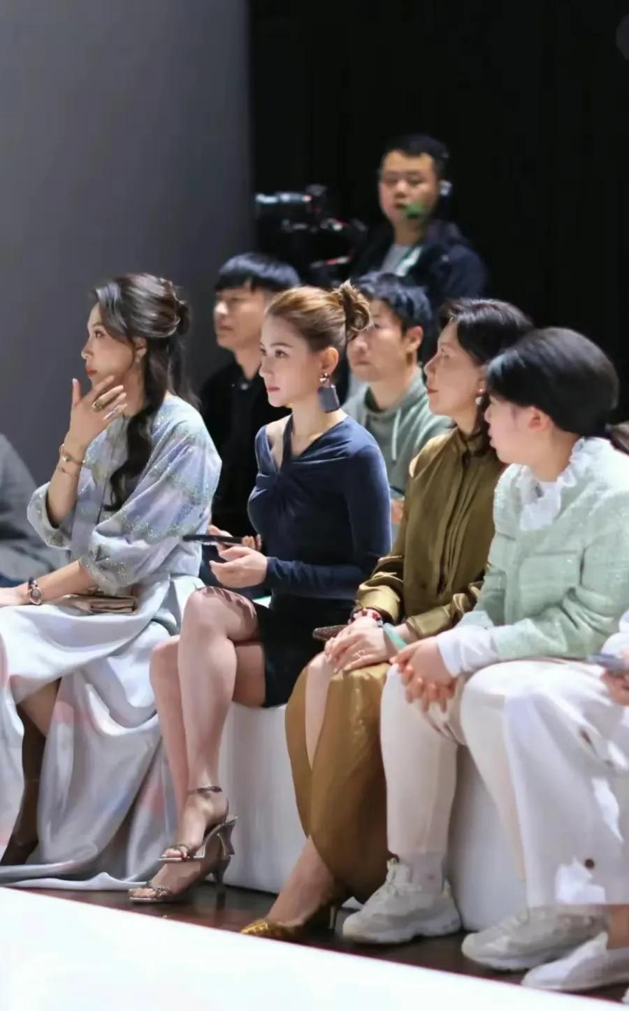 感觉何超莲打扮越来越好看了。也许是因为嫁了男明星，所以比较容易接触到明星造型师团