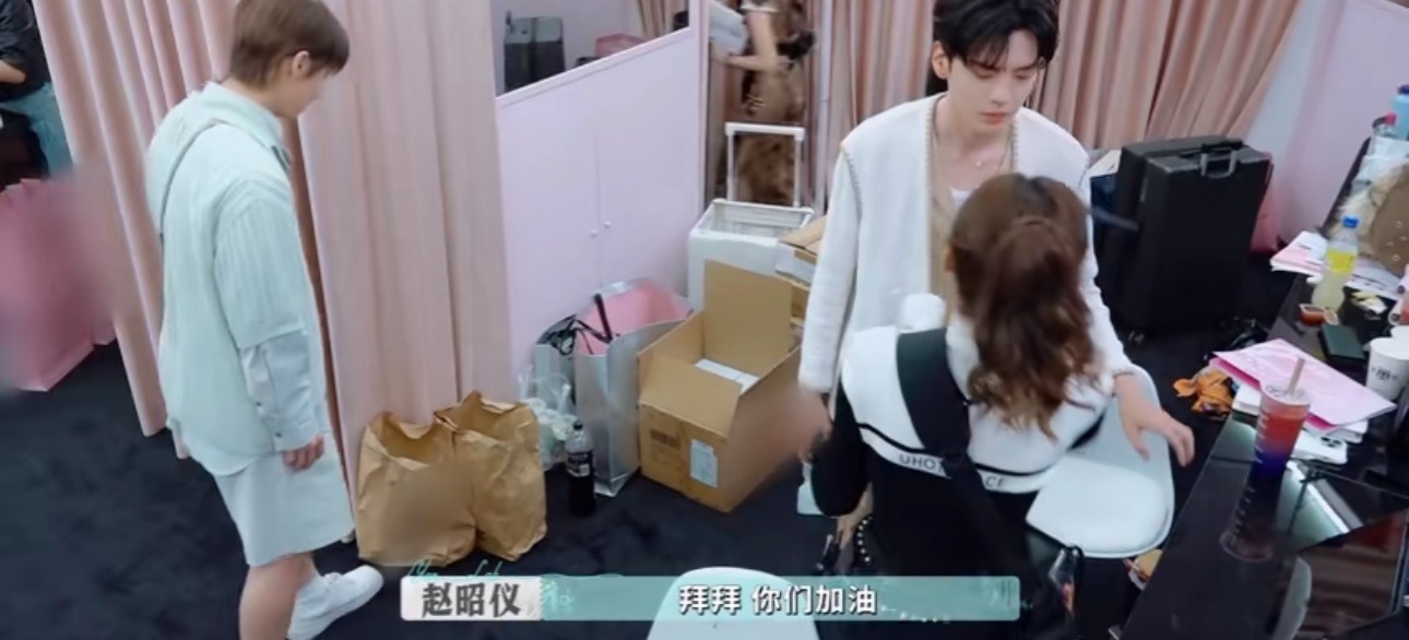 steve赛道也是让文俊辉闯进来了文俊辉：“颜安会舞剑，有什么情况用剑挡挡”。咱