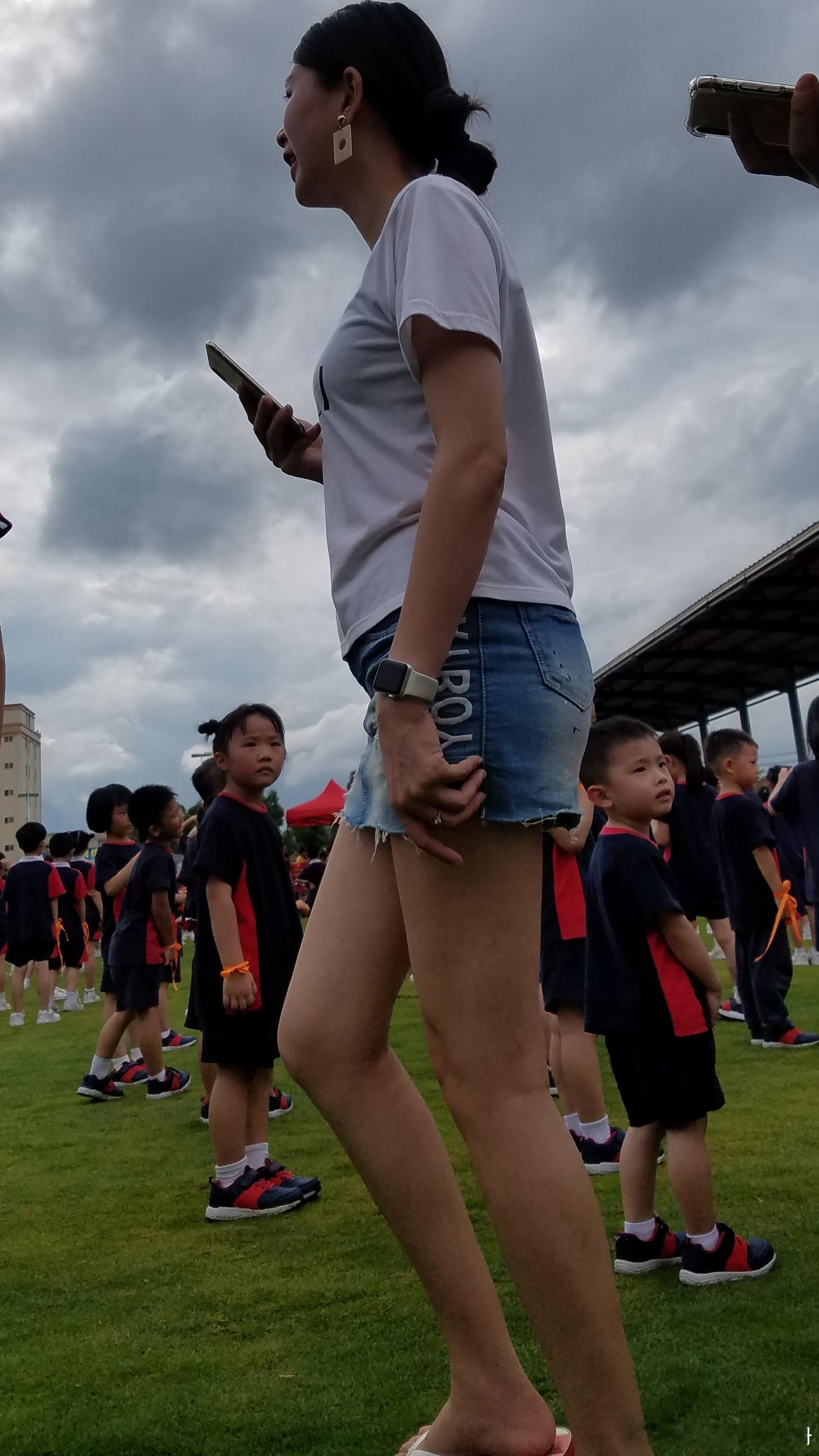 亲子运动会场的宝妈时尚穿搭 ​​​